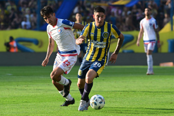 Rosario, Argentina.- En las fotos tomadas el 29 de octubre del 2023, durante el partido entre Rosario Central y Argentinos Juniors por la undécima fecha de la Zona A de la Copa LPF en el estadio Gigante de Arroyito. Rosario Central ya acumula 27 partidos sin perder tras vencer 3-1 a Argentinos Juniors. De esta manera, en la tabla anual se posicionó en la zona de clasificación para la Copa Libertadores 2024.