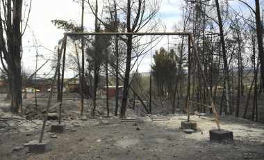 Mendoza, Argentina. En las fotos tomadas el 30 de octubre del 2023, muestra las zonas afectadas por un incendio en Luján de Cuyo provocado por el viento Zonda. Aunque algunos focos aún siguen activos, unas 82 personas tuvieron que ser evacuadas a un polideportivo de esa ciudad mendocina, se informó oficialmente. Según fuentes oficiales, se estima que el fuego afectó una extensión de más de 4.000 hectáreas en toda la provincia.