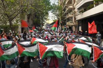 Buenos Aires, Argentina.- En las fotos tomadas el 19 de octubre del 2023, argentinos marcharon frente a la Embajada de Palestina en Buenos Aires, para "repudiar" la contraofensiva israelí en la Franja de Gaza tras los ataques múltiples perpetrados el 7 de octubre por la organización islamita Hamas, y pedirán la "intervención de la comunidad internacional" frente a lo que consideran un "genocidio sobre el pueblo palestino".