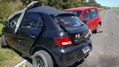 Buenos Aires, Argentina.- En las fotos tomadas el 15 de octubre del 2023, muestra el siniestro vial que ocurrió en el kilómetro 446 de la ruta interbalnearia entre las localidades bonaerenses de Villa Gesell y Mar Chiquita, cuando dos autos chocaron de frente. La tragedia, dejó tres personas muertas y otras tres heridas, entre ellas una niña.