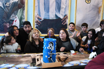 Buenos Aires, Argentina.- En las fotos tomadas el 30 de octubre del 2023, Claudia, Rita y Ana María Maradona, tres de las hermanas de Diego Amando Maradona celebraron el 63° aniversario de su nacimiento, en el Bar Lo del Diego, ubicado en el paseo turístico Caminito, en el barrio porteño de La Boca. Maradona, el máximo ídolo del fútbol argentino y uno de los grandes astros que ha dado el balompié internacional, estaría cumpliendo este lunes 63 años de edad.