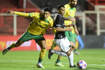 Santa Fe, Argentina.- In the photos taken on October 11, 2023, during the match between Defensa y Justicia and Chaco For Ever in a match valid for the quarterfinals of the Argentine Cup at the 15 de Abril Stadium. Defensa y Justicia tied 1-1 with Chaco For Ever and then won 7-6 in the penalty shootout. Their rival in the semifinals will be San Lorenzo, who controversially beat San Martín de San Juan.