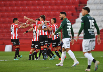 Buenos Aires, Argentina.- En las fotos tomadas el 2 de octubre del 2023, durante el partido entre Barracas Central y Sarmiento en el Estadio Claudio Chiqui Tapia en un partido correspondiente a la 7ma fecha de la Copa de la Liga. Barracas Central empató 1-1 con Sarmiento. El defensor Juan Ignacio Díaz anotó para Barracas, que hizo de local en la cancha de Huracán, mientras que Guido Mainero igualó para Sarmiento.