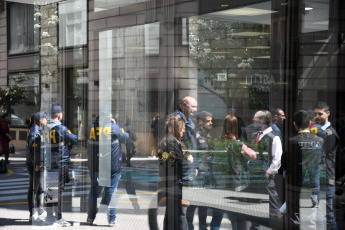 Buenos Aires, Argentina.- En las fotos tomadas el 13 de octubre del 2023, la Dirección General de Aduana, la Administración Federal de Ingresos Públicos (AFIP), Policía Federal (PFA), y otras fuerzas de seguridad continúan realizando un conjunto de operativos para detectar operaciones ilegales realizadas con divisas de denominación extranjera. En un clima marcado por los operativos, el dólar libre bajó a $980 y la Bolsa alcanzó un nuevo récord. El billete cayó 30 pesos para la venta. El BCRA vendió USD 120 millones en el mercado y las reservas cayeron en más de USD 500 millones. El S&P Merval mejoró 6,1%, a 760.673 puntos.