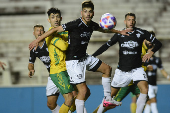 Santa Fe, Argentina.- In the photos taken on October 11, 2023, during the match between Defensa y Justicia and Chaco For Ever in a match valid for the quarterfinals of the Argentine Cup at the 15 de Abril Stadium. Defensa y Justicia tied 1-1 with Chaco For Ever and then won 7-6 in the penalty shootout. Their rival in the semifinals will be San Lorenzo, who controversially beat San Martín de San Juan.