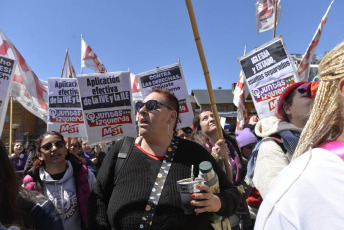 Bariloche, Argentina.- En las fotos tomadas el 15 de octubre del 2023, miles de personas marcharon en la ciudad rionegrina de San Carlos de Bariloche durante el Encuentro Plurinacional de Mujeres, Lesbianas, Travestis, Trans, Bisexuales, Intersex y No Binaries, en un evento marcado por el activismo resumido en la consigna "ni un paso atrás" ante al avance de la ultraderecha en al país.