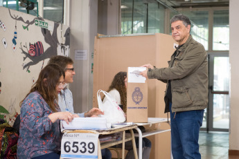 Buenos Aires.- El candidato a jefe de Gobierno porteño por el PRO, Jorge Macri, votó a las 9.30 en la Escuela Lenguas Vivas.