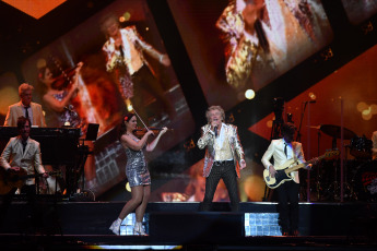 Buenos Aires, Argentina.- En las fotos tomadas el 4 de octubre del 2023, a cinco años de su último show en la Argentina, el legendario cantante británico Rod Stewart volvió al país en donde repasó sus más de 50 años de trayectoria en el porteño estadio GEBA. El escocés se presentó ante una multitud que celebró cada una de sus canciones, además, elogió a Lionel Messi y las pantallas intercambiaron imágenes del Celtic con el penal decisivo de Montiel y los festejos en Doha y en Buenos Aires. Para rematar, mostró un banderín de la AFA.