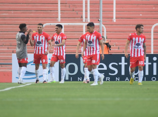 Mendoza, Argentina.- En las fotos tomadas el 2 de octubre del 2023, durante el partido entre Godoy Cruz e Instituto en el estadio Malvinas Argentinas, de Mendoza, válido por la séptima jornada, la fecha de los clásicos y emparejamientos de la Copa de la Liga Profesional. Godoy Cruz e Instituto empataron 1 a 1, con goles de Tadeo Allende para el Tomba y Jonás Acevedo para el visitante.