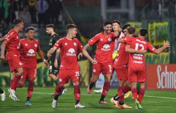 Buenos Aires, Argentina.- En las fotos tomadas el 17 de octubre del 2023, durante el partido entre Belgrano y Defensa y Justicia en el Estadio Norberto Tomaghello en Florencio Varela. Belgrano venció 2-0 a Defensa y Justicia y ratificó su condición de líder de la Zona B de la Copa de la Liga Profesional de Fútbol (LPF). Lucas Passerini y Ulises Sánchez marcaron los tantos del partido jugado en el estadio Norberto “Tito” Tomaghello.