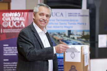 Buenos Aires, Argentina.- En las fotos tomadas el 22 de octubre del 2023, el presidente Alberto Fernández, votó en las elecciones generales para la Presidencia en la sede de la Universidad Católica Argentina (UCA) de Puerto Madero, en la Ciudad Autónoma de Buenos Aires. Fernández, felicitó a Sergio Massa por su triunfo en las elecciones generales de 2023, “Lo he dicho, Sergio es la persona mejor preparada para garantizarle un camino de crecimiento e igualdad a la Argentina”.