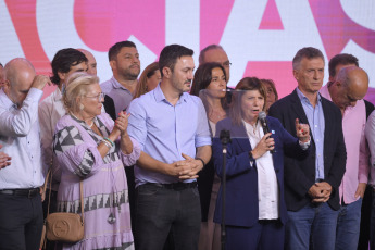 Buenos Aires, Argentina.- En las fotos tomadas el 22 de octubre del 2023, la candidata presidencial de Juntos por el Cambio (JxC), Patricia Bullrich (3ra izquierda), brindó las primeras declaraciones en su búnker tras los comicios de este domingo. Bullrich, acusó al "populismo" de haber "empobrecido al país" y manifestó que esa fuerza va a "representar los valores de los que hoy nos votaron", tras quedar en un tercer lugar y fuera del balotaje con tan solo el 23,84