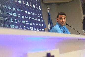 Buenos Aires, Argentina.- En las fotos tomadas el 11 de octubre del 2023, Lionel Scaloni, entrenador de la Selección Argentina, durante una conferencia de prensa en Ezeiza. La presencia de Lionel Messi como titular en el duelo de Argentina ante Paraguay, por la tercera fecha de las Eliminatorias Sudamericanas, está en vilo pese a que “se le vio bien”, dijo el DT del campeón del mundo.