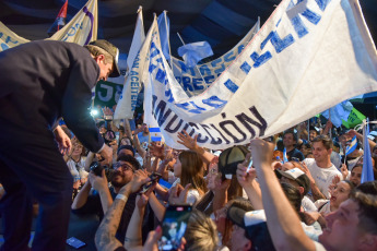 San Luis, Argentina.- En las fotos tomadas el 16 de octubre del 2023, el ministro de Economía y candidato presidencial de Unión por la Patria (UxP), Sergio Massa, continuó su gira federal en la recta final de la campaña con una visita a la provincia de San Luis. El candidato oficialista transita los últimos días previos a la elección al frente de la agenda política. Los mandatarios del PJ piden el voto en el interior para mejorar la performance de las PASO