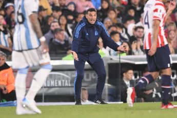 Buenos Aires, Argentina.- En las fotos tomadas el 12 de octubre del 2023, el seleccionado argentino, con su capitán Lionel Messi en el banco de los suplentes, jugó ante Paraguay en el estadio Monumental un partido de la tercera fecha de las Eliminatorias Sudamericanas del Mundial 2026. De momento Argentina lidera la clasificación sudmericana con puntaje ideal de 9 unidades, mientras Brasil con dos jugados, lo sigue con seis, por delante de Colombia (5) y Uruguay (4).