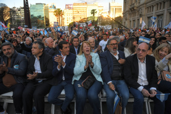 Buenos Aires, Argentina.- En las fotos tomadas el 30 de octubre del 2023, el Comité Nacional de la Unión Cívica Radical (UCR) celebró el 40 aniversario del triunfo electoral que consagró presidente a Raúl Alfonsín tras siete años de dictadura militar. Argentina conmemora un hito histórico, marcando 40 años desde las elecciones que pusieron fin a la última dictadura militar (1976-1983), inaugurando así el período más largo de democracia en el país, dejando atrás una serie de golpes de Estado que marcaron el siglo XX en la nación.