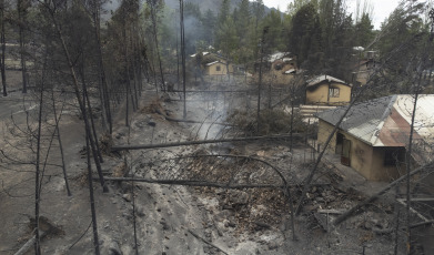 Mendoza, Argentina. En las fotos tomadas el 30 de octubre del 2023, muestra las zonas afectadas por un incendio en Luján de Cuyo provocado por el viento Zonda. Aunque algunos focos aún siguen activos, unas 82 personas tuvieron que ser evacuadas a un polideportivo de esa ciudad mendocina, se informó oficialmente. Según fuentes oficiales, se estima que el fuego afectó una extensión de más de 4.000 hectáreas en toda la provincia.