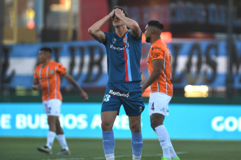 Sarandí, Argentina.- En las fotos tomadas el 9 de octubre del 2023, durante el partido entre Arsenal y Banfield en un partido por la octava fecha de la Zona A de la Copa de la Liga en el Estadio Julio Humberto Grondona. Arsenal y Banfield empataron sin goles. Arsenal empató 0 a 0 y quedó al borde del descenso y sin margen de error. El equipo de Sarandí, que terminó con nueve jugadores, deberá ganar los seis partidos que le restan.