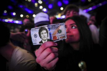 Buenos Aires.- En la foto tomada el 18 de octubre de 2023, el candidato a presidente de La Libertad Avanza, Javier Milei, cierra hoy su campaña electoral con vistas a las elecciones del domingo, con un acto en el estadio porteño Movistar Arena, ubicado en el barrio porteño de Villa Crespo, acompañado por referentes y candidatos del espacio libertario.