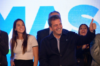 San Luis, Argentina.- En las fotos tomadas el 16 de octubre del 2023, el ministro de Economía y candidato presidencial de Unión por la Patria (UxP), Sergio Massa, continuó su gira federal en la recta final de la campaña con una visita a la provincia de San Luis. El candidato oficialista transita los últimos días previos a la elección al frente de la agenda política. Los mandatarios del PJ piden el voto en el interior para mejorar la performance de las PASO