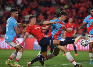 Buenos Aires, Argentina.- En las fotos tomadas el 29 de octubre del 2023, durante el encuentro entre Independiente y Arsenal en la undécima fecha de la zona A de la Copa de la Liga Profesional de Fútbol (LPF) en el Estadio Libertadores de América. Independiente no pudo doblegar al descendido Arsenal de Sarandí y terminó igualando sin goles en Avellaneda.