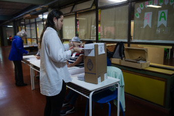 Buenos Aires.- Las elecciones generales se iniciaron hoy en todo el país, en comicios en los cuales están habilitados unos 35 millones de argentinos para elegir un nuevo Gobierno en una compulsa con cinco candidatos presidenciales, y la expectativa está puesta en si será necesario o no el balotaje para definir al próximo jefe de Estado.