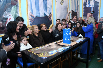 Buenos Aires, Argentina.- En las fotos tomadas el 30 de octubre del 2023, Claudia, Rita y Ana María Maradona, tres de las hermanas de Diego Amando Maradona celebraron el 63° aniversario de su nacimiento, en el Bar Lo del Diego, ubicado en el paseo turístico Caminito, en el barrio porteño de La Boca. Maradona, el máximo ídolo del fútbol argentino y uno de los grandes astros que ha dado el balompié internacional, estaría cumpliendo este lunes 63 años de edad.