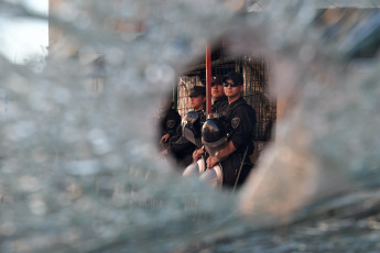 Buenos Aires, Argentina.- En las fotos tomadas el 4 de octubre del 2023, vecinos reclamaron justicia frente a la casa de uno de los sospechosos de la muerte de un barrendero que había resultado baleado el 21 de septiembre pasado al quedar en medio de un presunto enfrentamiento entre dos grupos rivales, en el barrio porteño Zavaleta de Barracas. Por el caso hay tres detenidos, uno de ellos es quien apretó el gatillo.