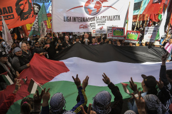 Buenos Aires, Argentina.- En las fotos tomadas el 19 de octubre del 2023, argentinos marcharon frente a la Embajada de Palestina en Buenos Aires, para "repudiar" la contraofensiva israelí en la Franja de Gaza tras los ataques múltiples perpetrados el 7 de octubre por la organización islamita Hamas, y pedirán la "intervención de la comunidad internacional" frente a lo que consideran un "genocidio sobre el pueblo palestino".