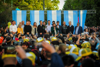 Buenos Aires, Argentina.- En las fotos tomadas el 19 de octubre del 2023, la candidata presidencial de Juntos por el Cambio (JxC) Patricia Bullrich, realizó su cierre de campaña en el municipio bonaerense de Lomas de Zamora, acompañada por el expresidente Mauricio Macri y el jefe de Gobierno porteño Horacio Rodríguez Larreta, en el último día antes de la veda electoral con vistas a los comicios nacionales del domingo.