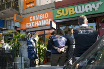 Buenos Aires, Argentina.- En las fotos tomadas el 18 de octubre del 2023, efectivos de la Policía Federal (PFA) junto con inspectores de la Administración Federal de Ingresos Públicos (AFIP) y de la Aduana realizaron un operativo de fiscalización en distintas sucursales de una casa de cambio registrada ante el Banco Central, con el objetivo de controlar que no haya irregularidades en las operaciones con divisas.