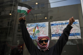 Buenos Aires, Argentina.- En las fotos tomadas el 19 de octubre del 2023, argentinos marcharon frente a la Embajada de Palestina en Buenos Aires, para "repudiar" la contraofensiva israelí en la Franja de Gaza tras los ataques múltiples perpetrados el 7 de octubre por la organización islamita Hamas, y pedirán la "intervención de la comunidad internacional" frente a lo que consideran un "genocidio sobre el pueblo palestino".