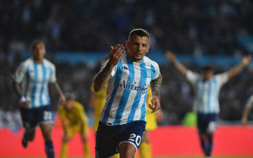 Buenos Aires, Argentina.- En las fotos tomadas el 24 de octubre del 2023, Racing se enfrentó a Boca Juniors en el clásico de la décima fecha de la Zona B de la Copa de la Liga Profesional de Fútbol en el Estadio Presidente Perón. Racing se quedó con un triunfo clave ante Boca 2-1, en sus aspiraciones por clasificar a los cuartos de final de la Copa de la Liga. Con goles de Emiliano Vecchio y Leonardo Sigali, en el último minuto de descuento, el local se impuso en el Cilindro.