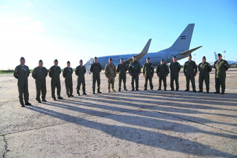 Buenos Aires, Argentina.- En las fotos tomadas el 12 de octubre del 2023, durante el despegue hacia Tel Aviv del segundo avión de la Fuerza Aérea argentina, que se sumará a la operación "Regreso Seguro" para "intensificar los esfuerzos llevados adelante en la evacuación de los argentinos que se encuentran en Israel". Luego de concretarse el primer rescate de 49 argentinos en Israel, el Gobierno nacional envió un segundo avión que ya partió desde la Base Aérea El Palomar hacia Tel Aviv para sumarse al puente aéreo que está haciendo el Hércules C 130.