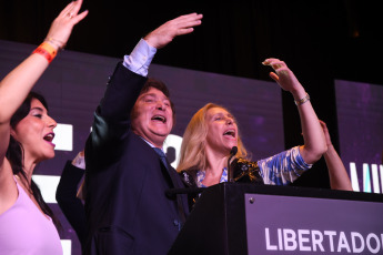 Buenos Aires, Argentina.- En las fotos tomadas el 22 de octubre del 2023, el candidato presidencial de La Libertad Avanza (LLA), Javier Milei (centro), brindo las primeras declaraciones en en su búnker tras ir a balotaje tras quedar en segundo lugar en los comicios de este domingo. Milei, ha asegurado que han sido unas elecciones "históricas" y apela al apoyo de los votantes de la coalición conservadora Juntos por el Cambio para vencer el próximo 19 de noviembre a Massa.