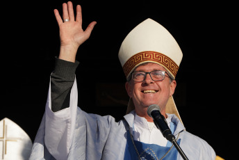 Luján, Argentina.- En las fotos tomadas el 1 de octubre del 2023, miles de peregrinos arribaron a la Basílica de Nuestra Señora de Luján, en el oeste de la provincia de Buenos Aires para participar de la 49° Peregrinación Juvenil, una de las manifestaciones de fe más importantes de la Argentina. La ceremonia, se realizó bajo el lema “Madre, estamos en tus manos, danos fuerza para unirnos”.