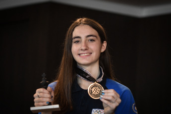 Buenos Aires, Argentina.- En las fotos tomadas el 3 de octubre del 2023, la bonaerense Candela Belén Francisco Guecamburu, de 17 años, llegó a Argentina con la medalla de Campeona Mundial Juvenil de Ajedrez. La joven ajedrecista, conquistó el Campeonato Mundial Juvenil de ajedrez en México, que contó con la participación de 85 jugadoras de 42 países.