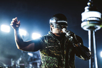 Buenos Aires, Argentina.- En las fotos tomadas el 18 de octubre del 2023, a seis años de un anodino paso en el marco de Lollapalooza Argentina 2017; The Weeknd se presentó ante un colmado Estadio River Plate, que fue testigo de un gran show, tanto en lo referente al despliegue escénico como en el plano musical. El cantante canadiense se presentó en el primero de sus dos shows programados en Argentina.