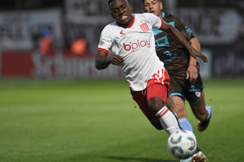 Buenos Aires, Argentina.- In the photos taken on October 18, 2023, during the match between Platense and Estudiantes for the ninth date of Zone B in Vicente López. Martín Palermo's Platense team obtained a great victory and beat Estudiantes 2-1 and climbed to second place in the table. Platense, who had not beaten Estudiantes for 24 years, added three in four of their last six games.