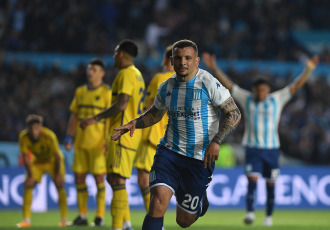 Buenos Aires, Argentina.- En las fotos tomadas el 24 de octubre del 2023, Racing se enfrentó a Boca Juniors en el clásico de la décima fecha de la Zona B de la Copa de la Liga Profesional de Fútbol en el Estadio Presidente Perón. Racing se quedó con un triunfo clave ante Boca 2-1, en sus aspiraciones por clasificar a los cuartos de final de la Copa de la Liga. Con goles de Emiliano Vecchio y Leonardo Sigali, en el último minuto de descuento, el local se impuso en el Cilindro.