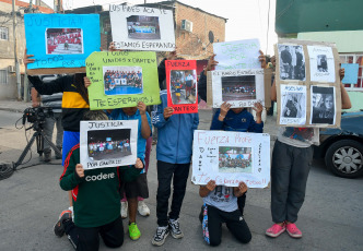 Buenos Aires, Argentina.- En las fotos tomadas el 4 de octubre del 2023, vecinos reclamaron justicia frente a la casa de uno de los sospechosos de la muerte de un barrendero que había resultado baleado el 21 de septiembre pasado al quedar en medio de un presunto enfrentamiento entre dos grupos rivales, en el barrio porteño Zavaleta de Barracas. Por el caso hay tres detenidos, uno de ellos es quien apretó el gatillo.