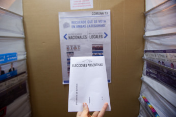 Buenos Aires.- Las elecciones generales se iniciaron hoy en todo el país, en comicios en los cuales están habilitados unos 35 millones de argentinos para elegir un nuevo Gobierno en una compulsa con cinco candidatos presidenciales, y la expectativa está puesta en si será necesario o no el balotaje para definir al próximo jefe de Estado.