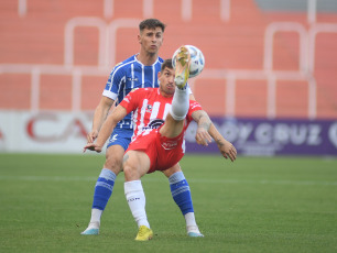 Mendoza, Argentina.- En las fotos tomadas el 2 de octubre del 2023, durante el partido entre Godoy Cruz e Instituto en el estadio Malvinas Argentinas, de Mendoza, válido por la séptima jornada, la fecha de los clásicos y emparejamientos de la Copa de la Liga Profesional. Godoy Cruz e Instituto empataron 1 a 1, con goles de Tadeo Allende para el Tomba y Jonás Acevedo para el visitante.