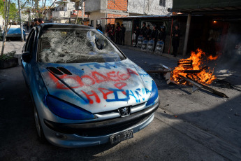 Buenos Aires, Argentina.- En las fotos tomadas el 4 de octubre del 2023, vecinos reclamaron justicia frente a la casa de uno de los sospechosos de la muerte de un barrendero que había resultado baleado el 21 de septiembre pasado al quedar en medio de un presunto enfrentamiento entre dos grupos rivales, en el barrio porteño Zavaleta de Barracas. Por el caso hay tres detenidos, uno de ellos es quien apretó el gatillo.