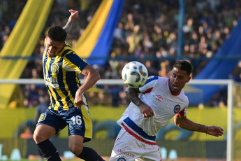 Rosario, Argentina.- En las fotos tomadas el 29 de octubre del 2023, durante el partido entre Rosario Central y Argentinos Juniors por la undécima fecha de la Zona A de la Copa LPF en el estadio Gigante de Arroyito. Rosario Central ya acumula 27 partidos sin perder tras vencer 3-1 a Argentinos Juniors. De esta manera, en la tabla anual se posicionó en la zona de clasificación para la Copa Libertadores 2024.