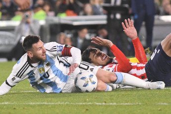 Buenos Aires, Argentina.- En las fotos tomadas el 12 de octubre del 2023, el seleccionado argentino, con su capitán Lionel Messi en el banco de los suplentes, jugó ante Paraguay en el estadio Monumental un partido de la tercera fecha de las Eliminatorias Sudamericanas del Mundial 2026. De momento Argentina lidera la clasificación sudmericana con puntaje ideal de 9 unidades, mientras Brasil con dos jugados, lo sigue con seis, por delante de Colombia (5) y Uruguay (4).