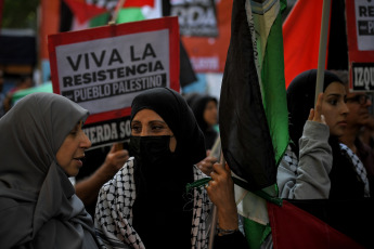 Buenos Aires, Argentina.- En las fotos tomadas el 9 de octubre del 2023, organizaciones sociales participan de multitudinarias manifestaciones en apoyo a las poblaciones de ambos lados del conflicto. En respuesta a la violencia desencadenada por la guerra, son muchas las manifestaciones alrededor del mundo en apoyo, por un lado de palestinos, y, por otro, de judíos e israelíes. El grupo militante palestino Hamás lanzó un ataque mortal contra Israel, que ha declarado la guerra a Gaza, desatando el temor a una escalada del conflicto en Oriente Próximo.