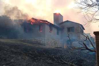 Córdoba, Argentina.- En las fotos tomadas el 10 de octubre del 2023, muestra los incendios forestales que afectaron la provincia de Córdoba, Argentina. Personal de Bomberos de Córdoba evacuó a más de 20 familias en la localidad de Villa Carlos Paz, debido a los incendios forestales que se registraron en el lugar, que alcanzaron zonas residenciales y arrasó miles de hectáreas. Este miércoles, se registraron algunas precipitaciones en las zonas afectadas, lo que benefició el intenso trabajo de los brigadistas que controlaron el siniestro.