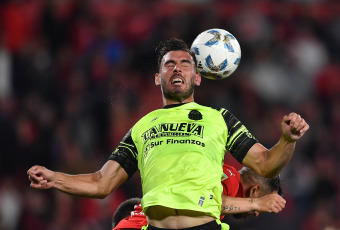 Buenos Aires, Argentina.- En las fotos tomadas el 18 de octubre del 2023, durante el partido entre Independiente y Barracas Central en el estadio Libertadores de América. Independiente derrotó 3-0 a Barracas Central en Avellaneda y es líder transitorio de la Zona A de la Copa de la Liga.