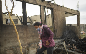 Mendoza, Argentina. En las fotos tomadas el 30 de octubre del 2023, muestra las zonas afectadas por un incendio en Luján de Cuyo provocado por el viento Zonda. Aunque algunos focos aún siguen activos, unas 82 personas tuvieron que ser evacuadas a un polideportivo de esa ciudad mendocina, se informó oficialmente. Según fuentes oficiales, se estima que el fuego afectó una extensión de más de 4.000 hectáreas en toda la provincia.